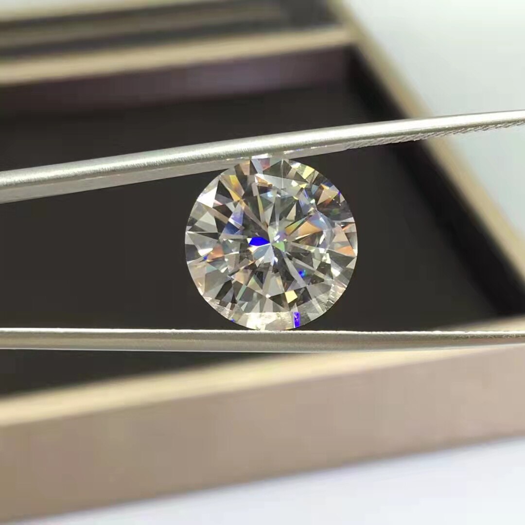 1ct weiße, runde moissanit-rohsteine in der farbe d (vvs) haben Höhle Prüfung bestanden und eignen sich zur herstellung von luxuriösem moissanit-diamant-hochzeitsschmuck.