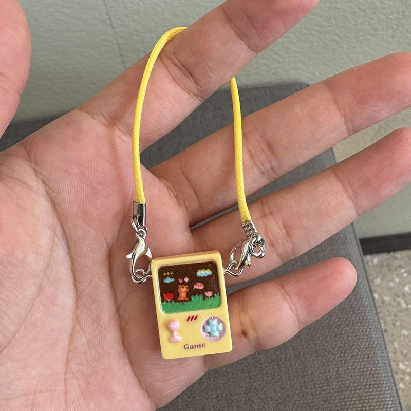 Dockskåpstillbehör smådjur miniatyr mobiltelefonmodell hängsmycke tecknad mini mobiltelefonmodell berlocker klä upp leksak: Gåsgul
