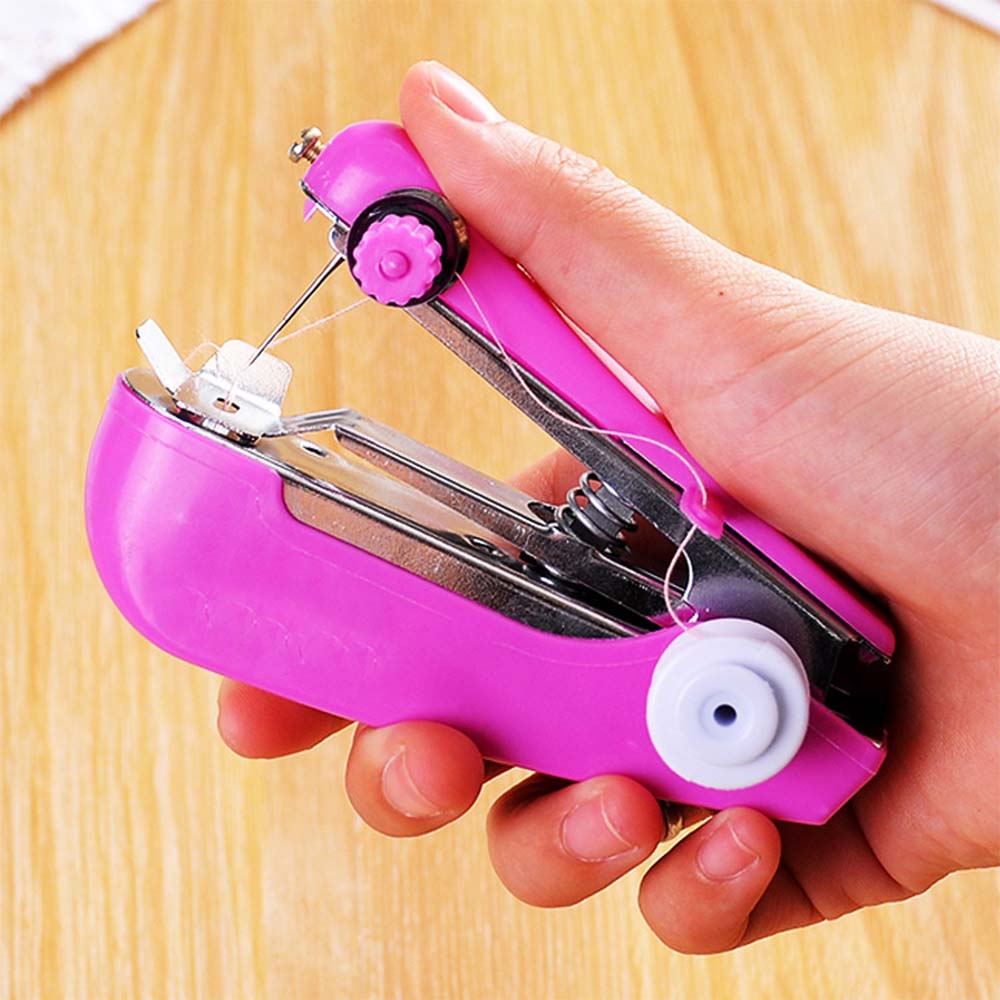 1pc Draagbare Mini Handleiding Naaimachine Eenvoudige Bediening Naaien Gereedschap Naaien Doek Stof Handige Handwerken Tool Willekeurige Kleur