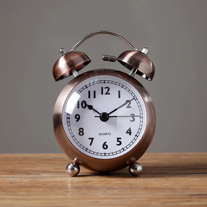 Reloj despertador sencillo Retro de Metal, reloj con luz de noche para dormitorio silencioso para estudiantes, adorno moderno para sala de estar, reloj de mesa luminoso: Red copper