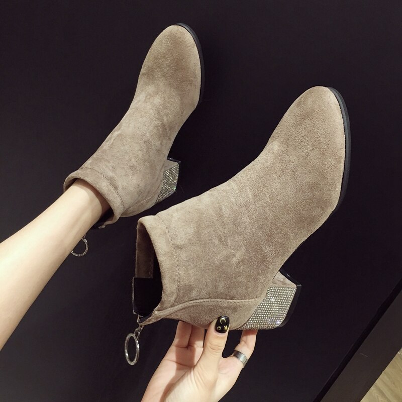 Damesschoenen, laarzen, stijlen, herfst- en wintertangen, ritsen, suède diamanten, glimmende laarzen.