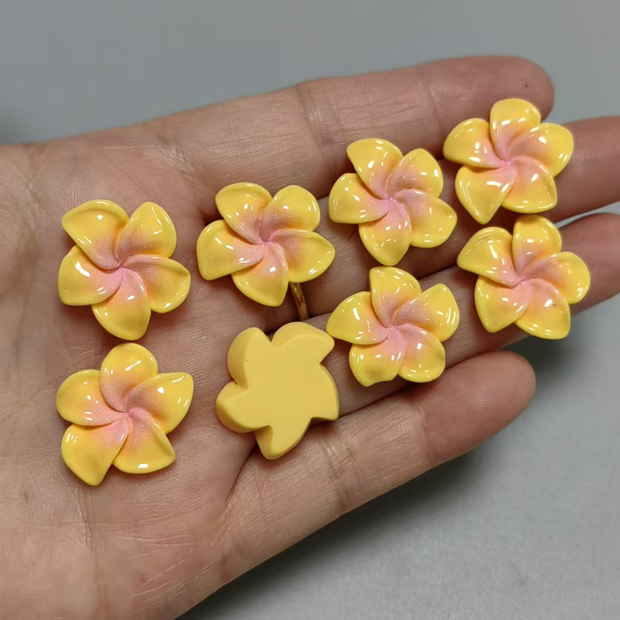 10 Uds. De resina fresca, flor colorida, accesorios de pegamento en crema DIY, hebilla de zapato hecha a mano, Clip para el pelo, decoración de funda de teléfono, dijes artesanales: Gris