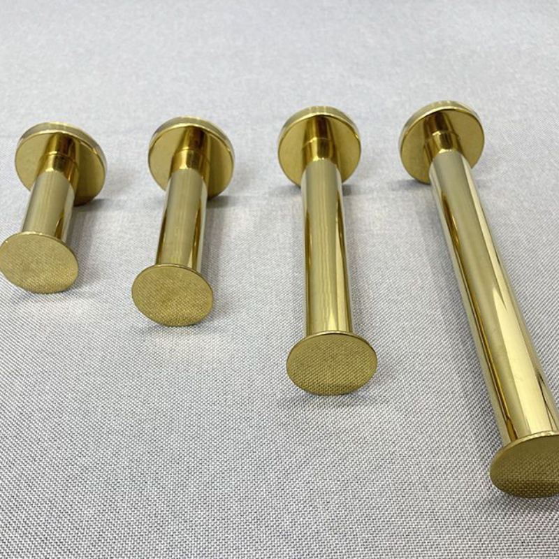 Gouden metalen haken plank muur hangende hangers winkels tonen meubilair decor kleding jas jurk pak ondergoed display rek