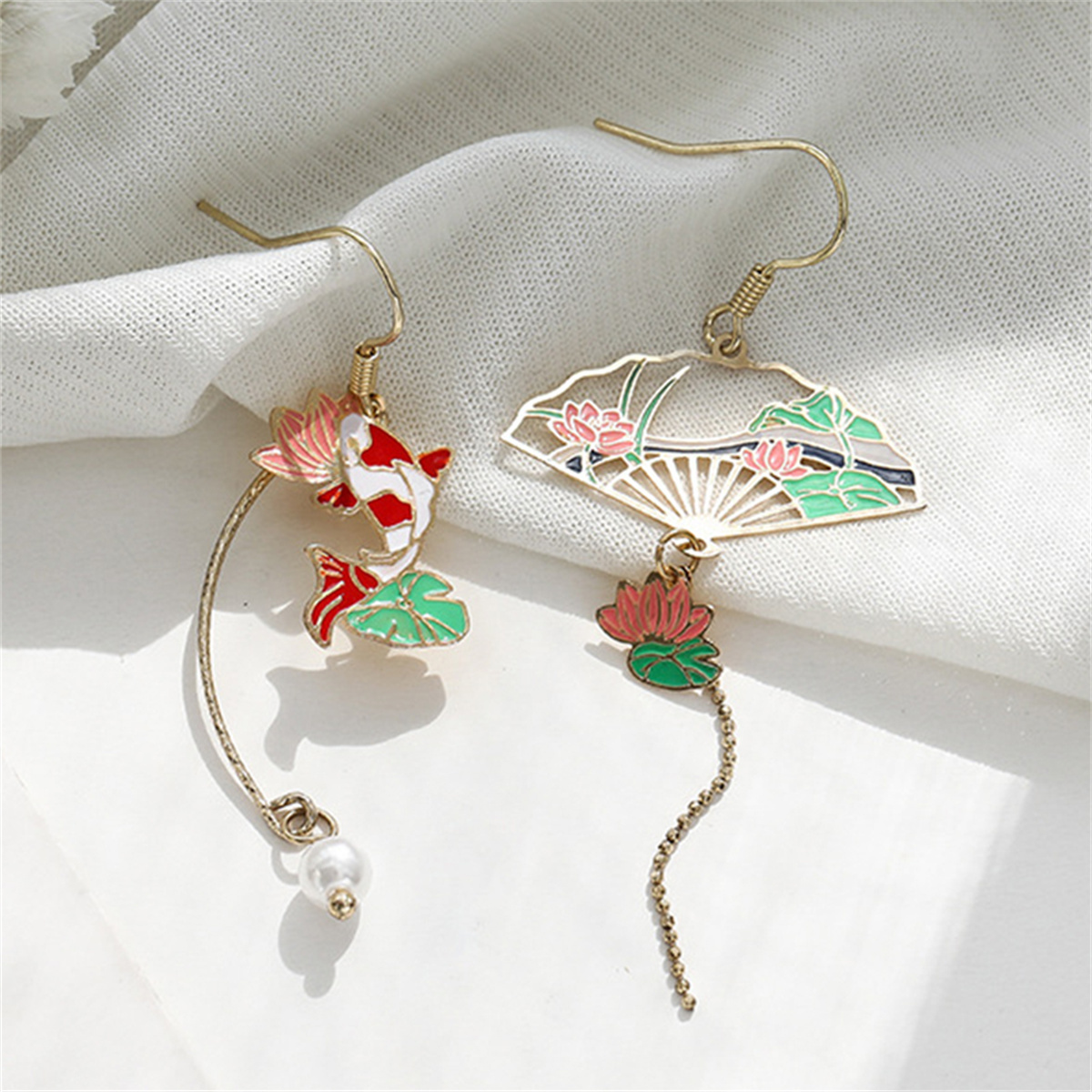 Pendientes plegables de estilo chino para mujer, aretes étnicos colgantes con forma de nube y pájaros, asimétricos, con forma de pez, gato, conejo, pájaro, Animal: Color dorado