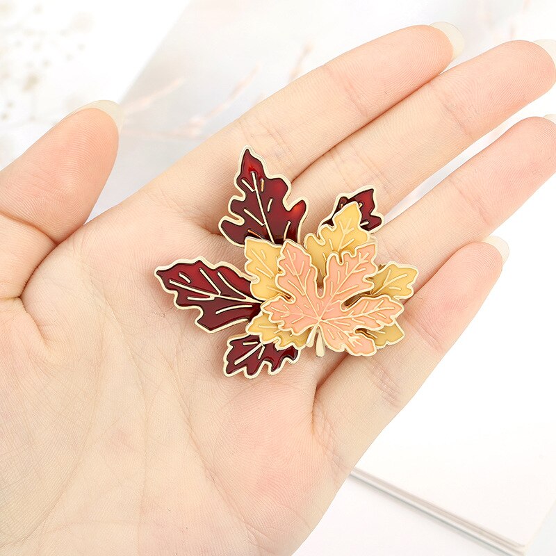 Broche multicouche personnalisée en émail doux, feuille d&#39;érable, broche de sac à revers, plante de dessin animé, bijoux pour enfants amis