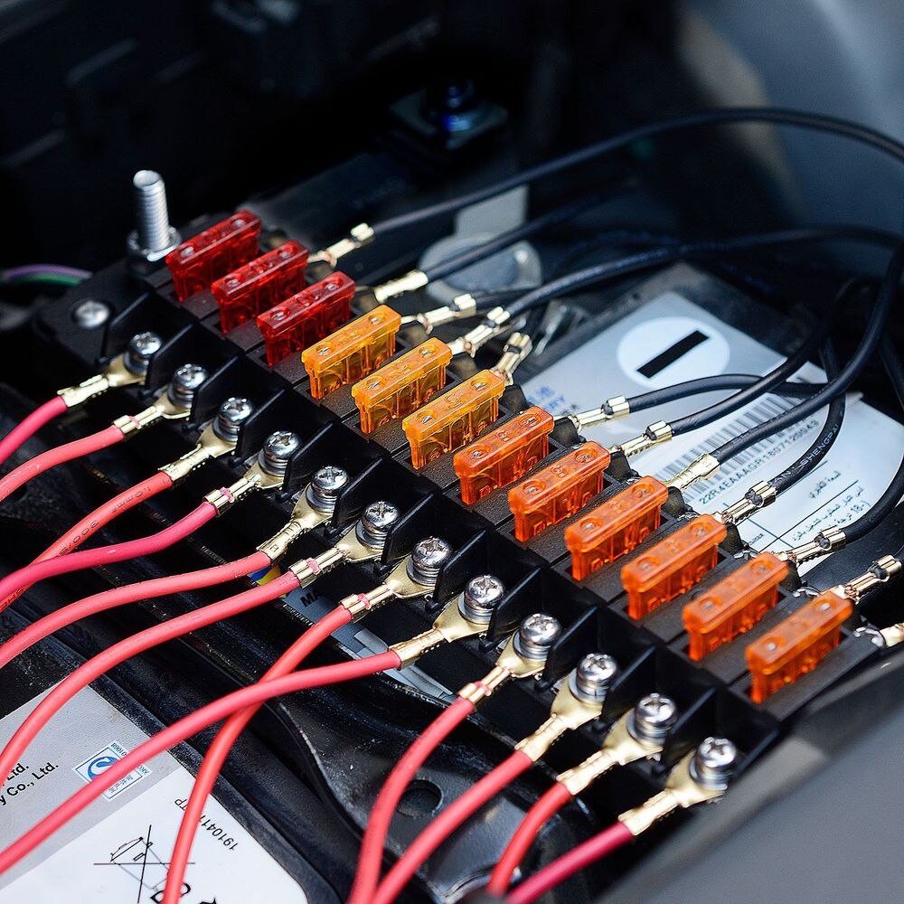 Car Fuses Box Holder 12V 75A Mass Breaker Digital Voltmeter Dual USB Port Fuse Block 6 Ways 12 Ways For Boat Camper RV Parts