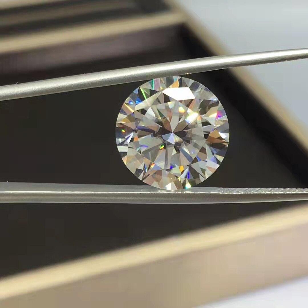 1ct weiße, runde moissanit-rohsteine in der farbe d (vvs) haben Höhle Prüfung bestanden und eignen sich zur herstellung von luxuriösem moissanit-diamant-hochzeitsschmuck.