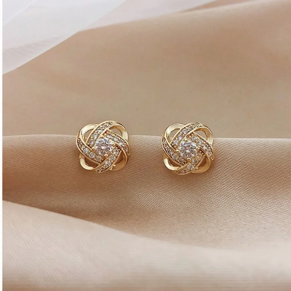 Dames oorbellen met lichte, luxe zirkonia steentjes, eenvoudige kruisvormige holle geometrische oorbellen, prachtige oorsieraden voor bruiloften en feesten.
