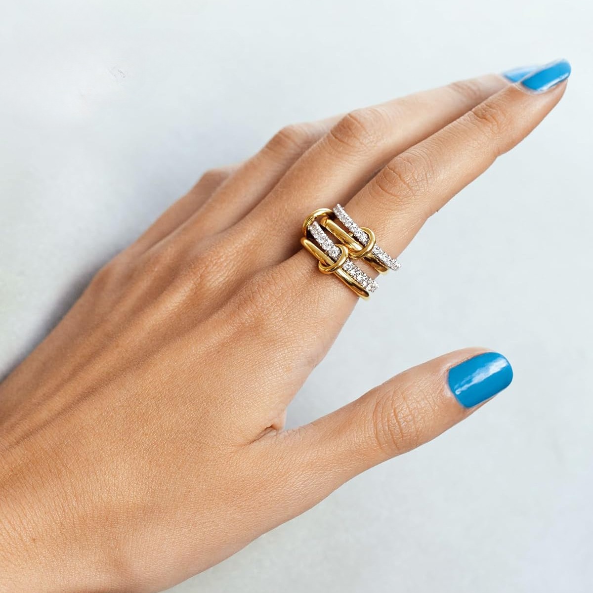 Un nicho de anillo de joyería de cobre de cuatro anillos de dos colores, hipoalergénico, estilo Ins, artefacto de apilamiento, adecuado para mujeres jóvenes