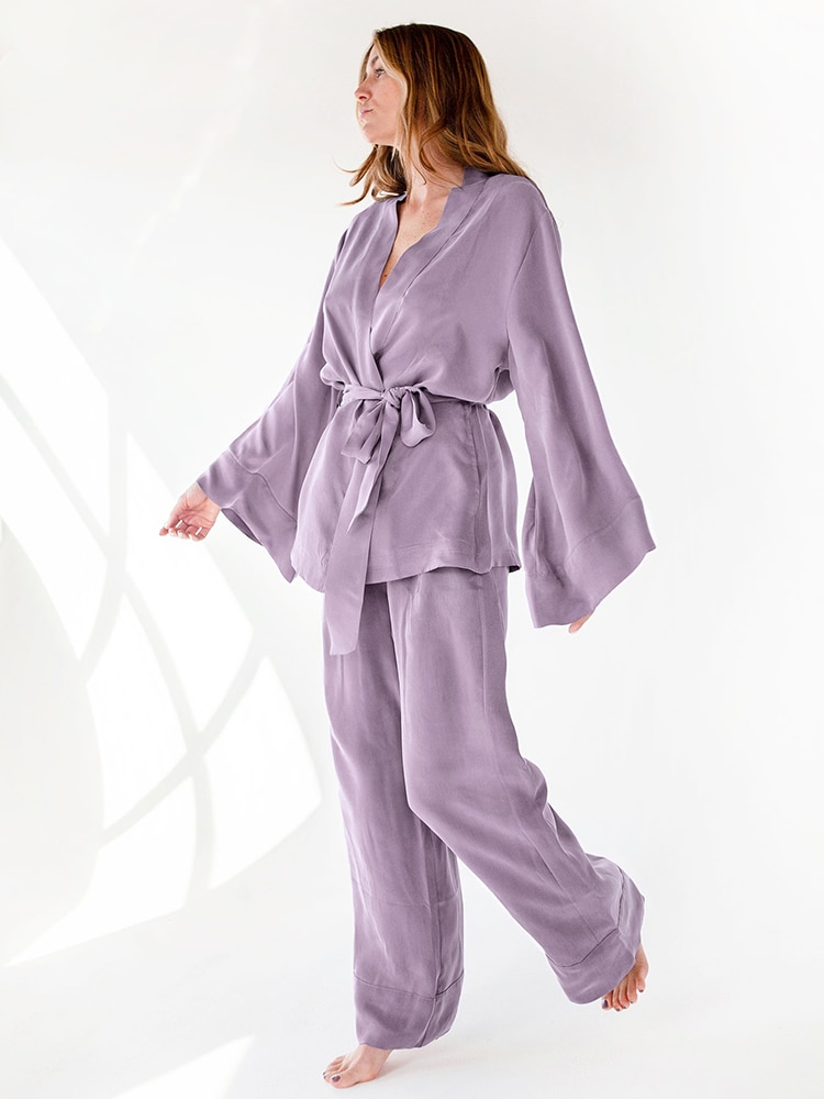 Hiloc-Conjunto de Pijama negro con cuello en V para mujer, ropa de dormir lisa con pantalones, traje de Casa de manga acampanada, camisón suelto con cinturón, novedad