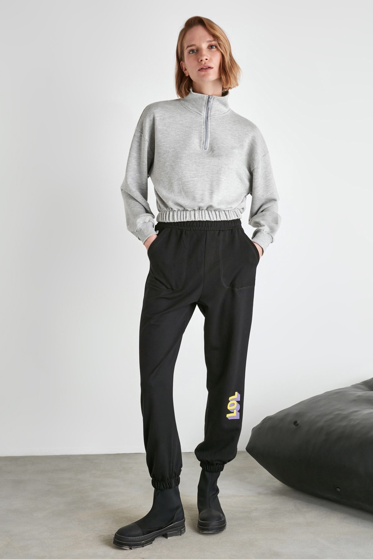 Trendyol impresso malha sweatpants twoaw21ea0318