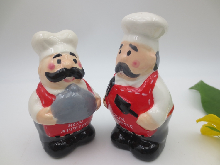 Sett med salt- og pepperbøsser i keramikk (fugleskremsel, pepperkakemann, hodeskalle, heksehatt, ugle, svart katt, hane, kokk, sopp)