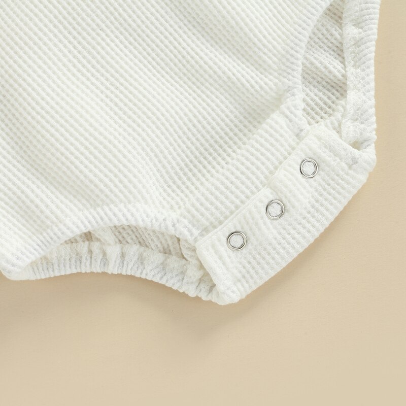 Baby-bodys für mädchen und jungen mit blumenmuster, rüschenärmeln, druckknöpfen bin saum und einfarbigen haaraccessoires, 2- teiliges sommer-einstellen