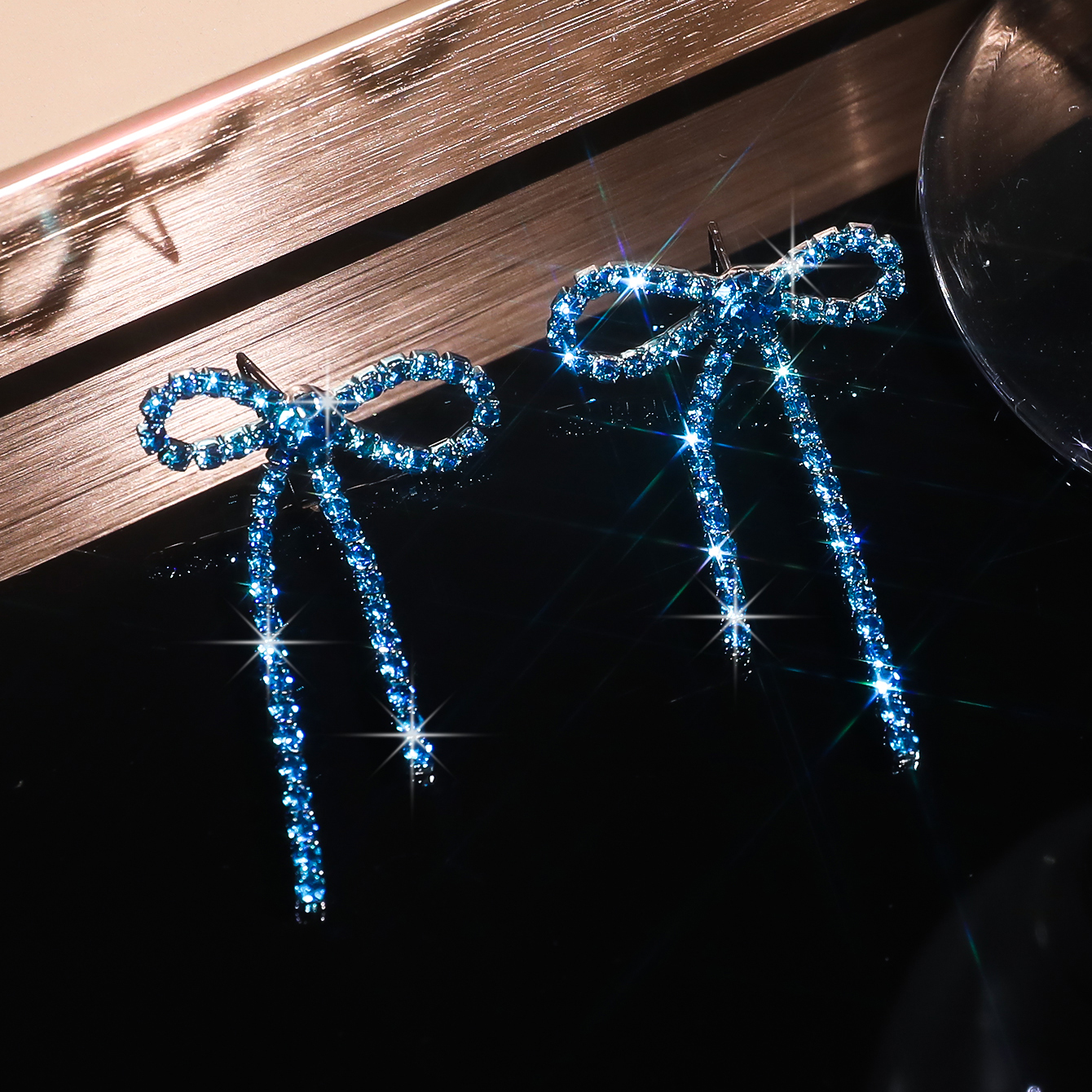 Kleurrijke strik oorbellen voor dames, oorbellen met strass steentjes, lange kwastjes, zwarte roestvrijstalen hangende oorbellen, schattige sprankelende sieraden: Rhodium geplateerd