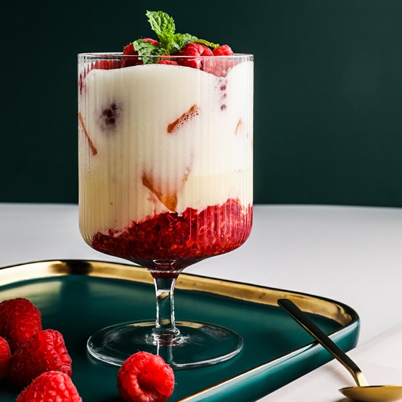 restaurant striper cocktail vin glass kopp beger iskrem yoghurt beger pudding dessert tallerken høy bolle kake matbit beholder
