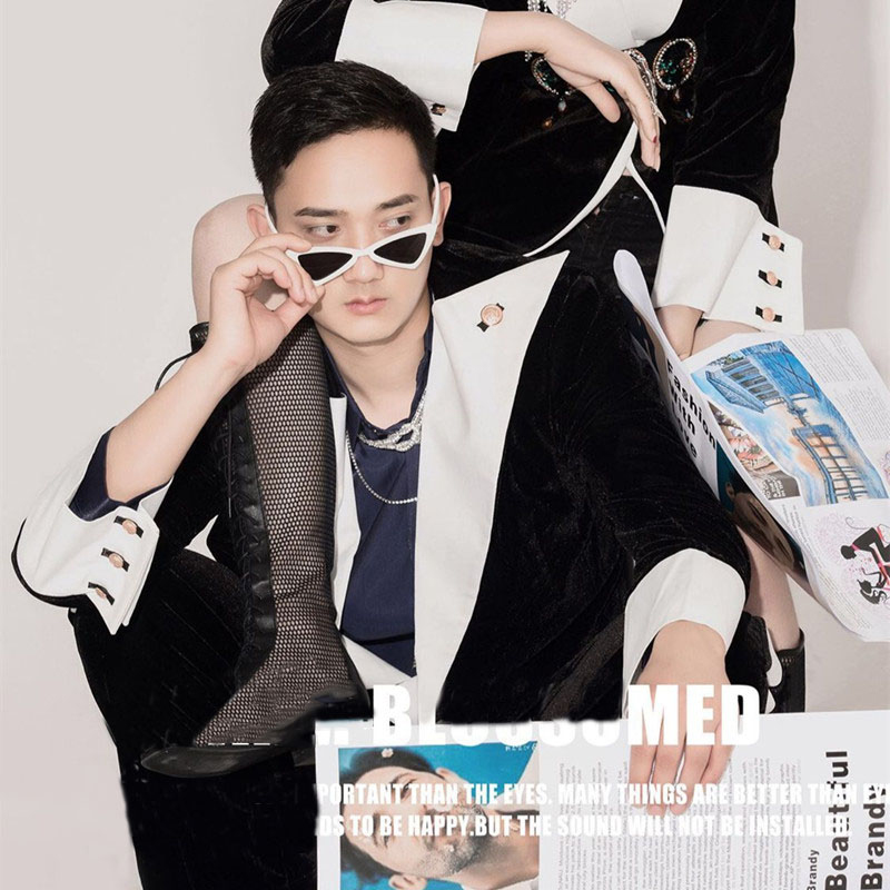 Handheld Photograph Props Colorful English Poster Wedding Photography Couple Street Shooting Camera Posing Props