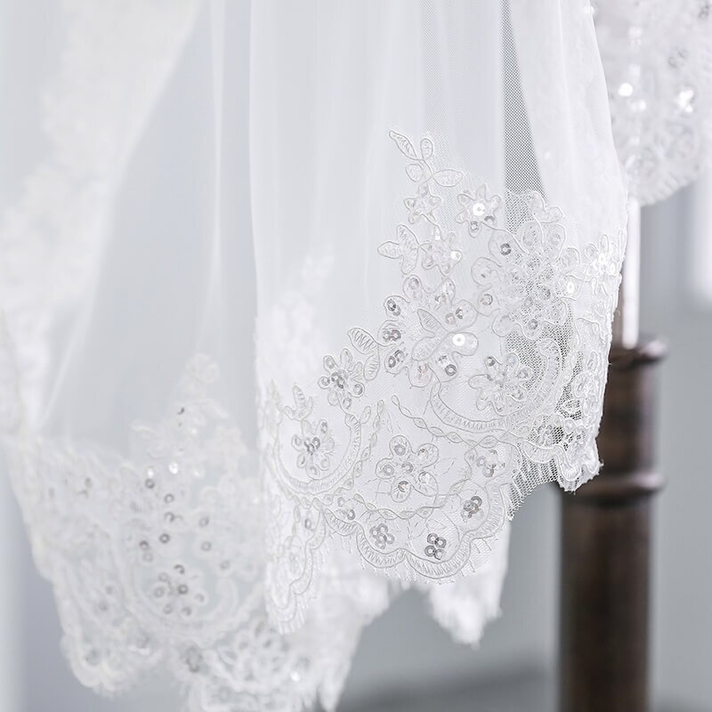 Einfache Günstige weiß elfenbein 1,5 Mt Hochzeitsschleier Weichen tüll Applikationen pailletten Rand Einer Schicht Hochzeit Zubehör Brautschleier Mit kamm