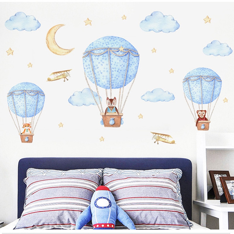 Dejlige tegneseriedyr luftballon wallstickers månestjerner skyer til babypigers værelsesmærkater