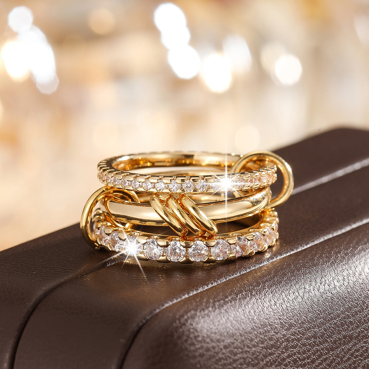 Un nicho de anillo de joyería de cobre de cuatro anillos de dos colores, hipoalergénico, estilo Ins, artefacto de apilamiento, adecuado para mujeres jóvenes