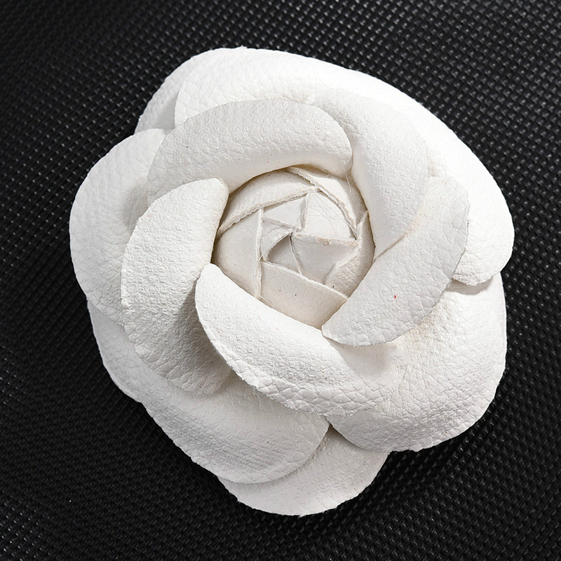 coreano hecho a mano PU cuero Camelia flor broche botón solapa Pin joyería broches ramillete para las mujeres Accesorios: White