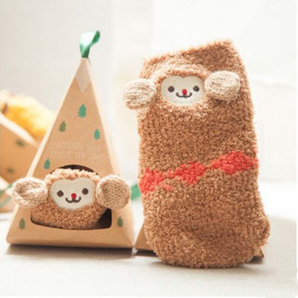 Bonito dos desenhos animados meias curtas primavera e inverno crianças bebê meias quentes adorável presente anti-skid chão menina menino boxed meia coral veludo