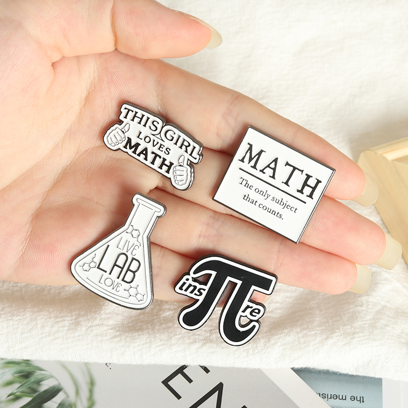Broches de Metal personalizados para química, matemáticas y ciencia, insignia de letra Simple en blanco y negro, para profesores, estudiantes, Pin esmaltado Geek Pi π