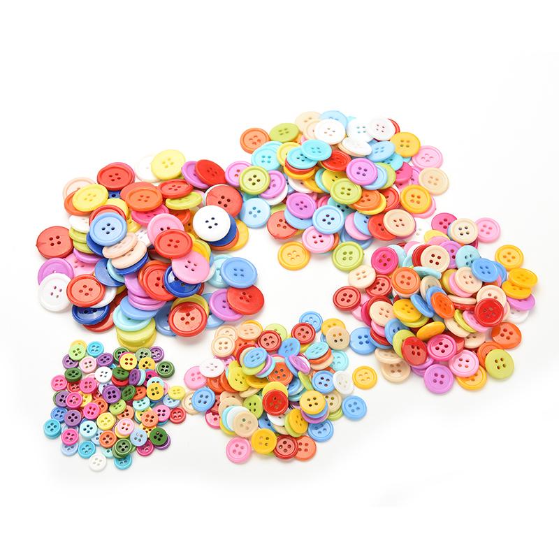 100PCS Mix Forma Ci Sono Un Sacco di Colori FAI DA TE Scrapbooking Cartoon Bottoni Plastica Bottoni Per Bambini Indumento di Cucito Nozioni Giocattoli