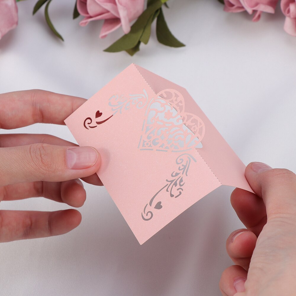 50 stuks gesneden hartvormige tafelnaamkaartjes, plaatskaartjes, decoratie voor bruiloften en feesten (roze)
