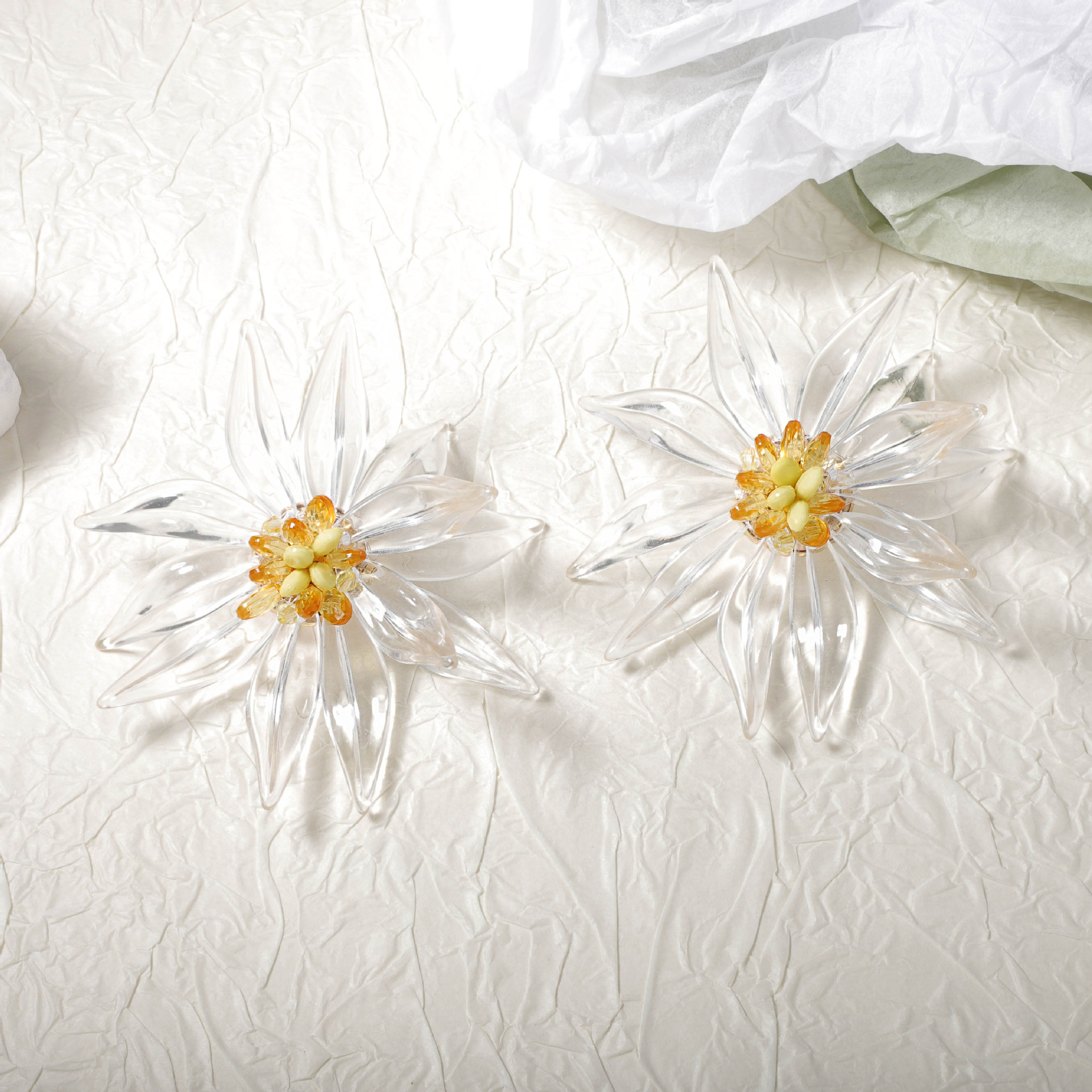 Enkla örhängen med vita hartspärlor och stora blommor i harts, söta originella örhängen i akryl med blommor i etnisk stil: Rödvin