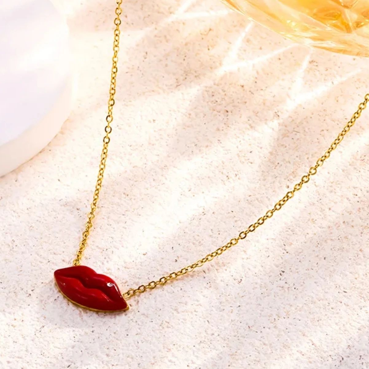 2025 Ins nouvelle en acier inoxydable lèvre rouge pendentif chaîne collier en acier bouche médaillon charme étanche bijoux directe: Imitation plaquée rhodium