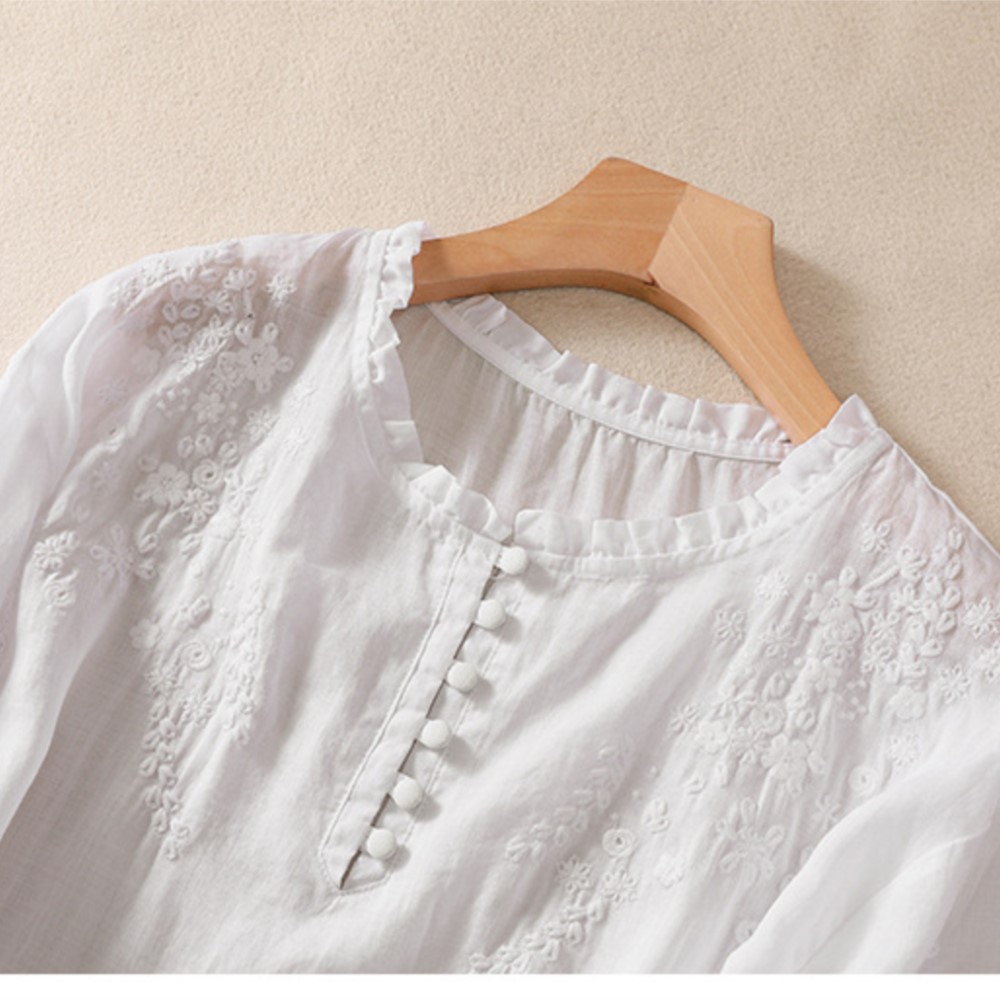 Halværmet damebluse med v-hals og broderet blomsterprint til sommer i bomuld og hør til kvinder