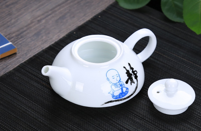 Prachtige blauw-witte porseleinen theepot, chinees drinkgerei, traditioneel landschapspatroon, theepot, keramische bloementheeset, theepot