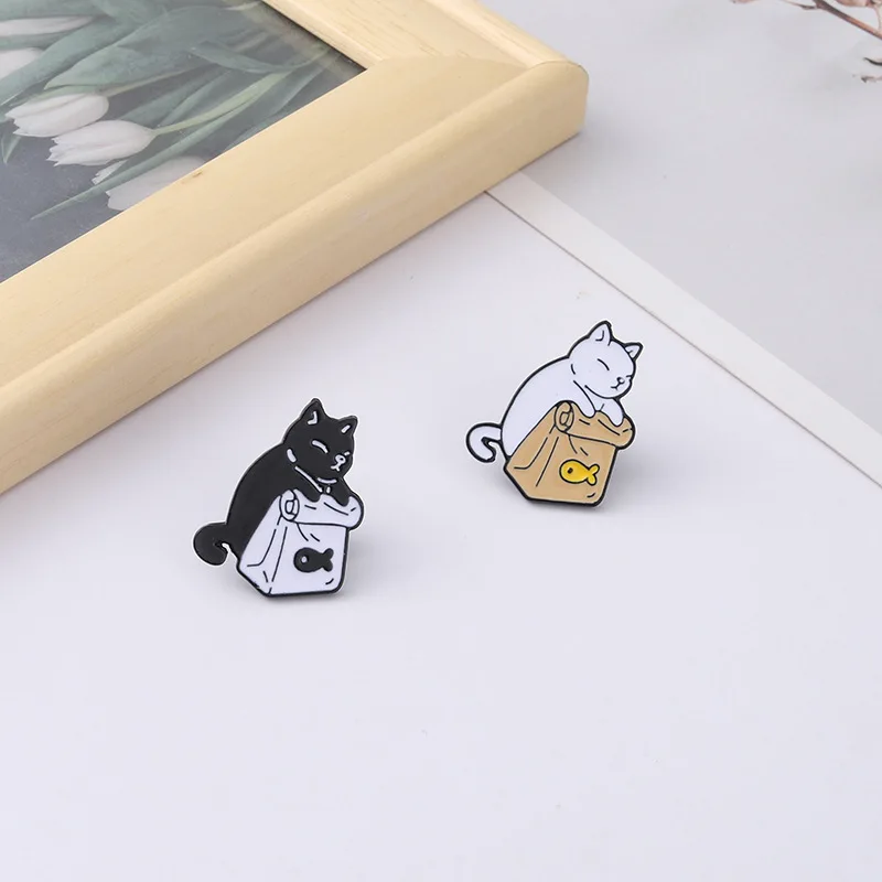 Leuke Zwart Witte Katten Emaille Pins Vis Broches Cartoon Dier Badges Denim Revers Metalen Pin voor Kinderen Vrouwen Tassen Rugzak Kleding
