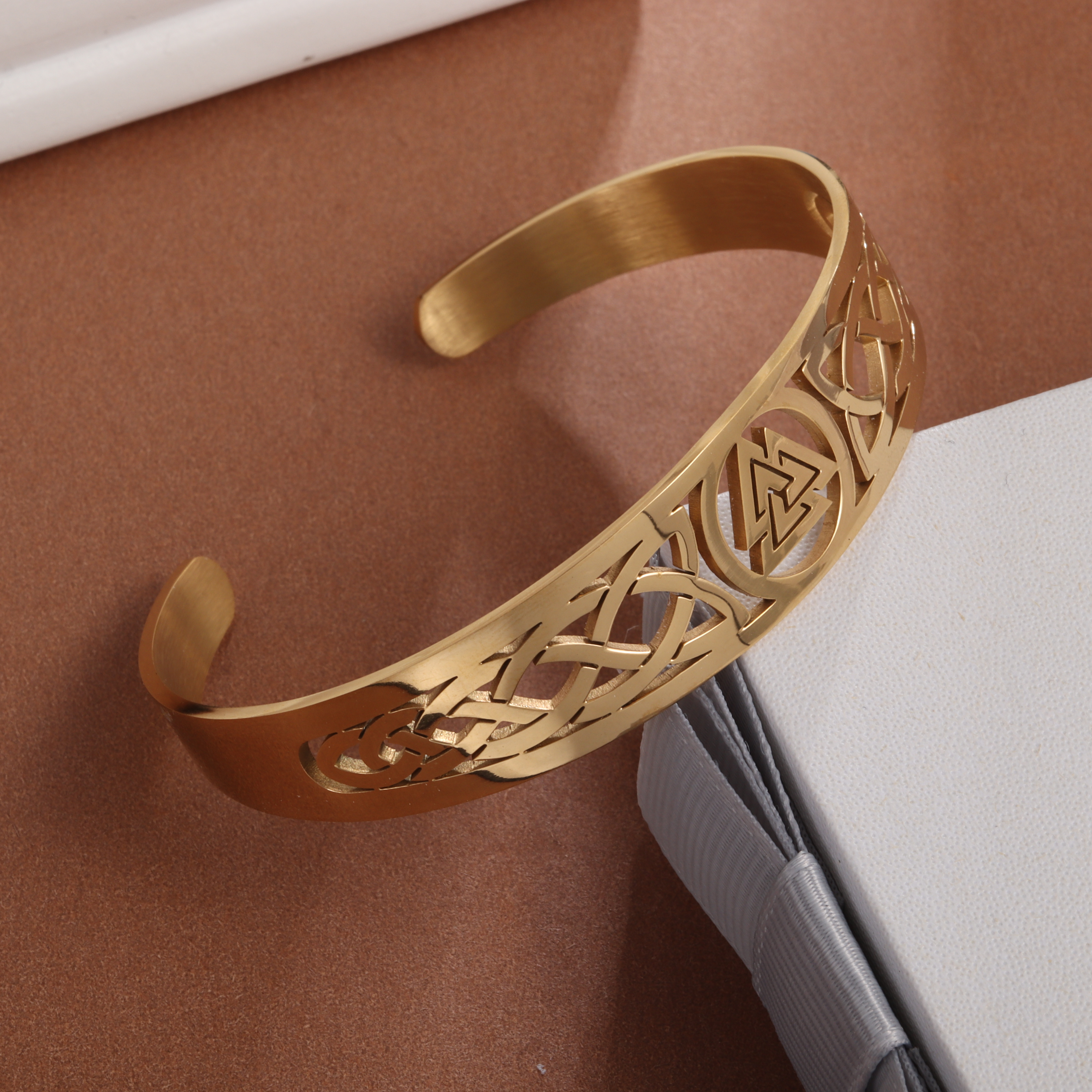 Pulsera con nudo de bruja, brazalete abierto ajustable de acero inoxidable, amuleto de brujería celta, joyería para hombres y mujeres, de cumpleaños: Chapado en cobre envejecido