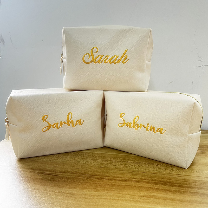 Bolsa de maquillaje con bordado personalizado, kits de cosméticos de aseo impermeables de cuero Saffiano PU portátil para hombre y mujer, logotipo de nombre personalizado