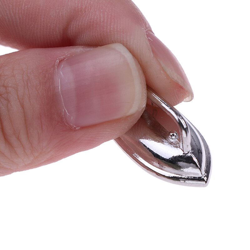 Carino mini Casa Delle Bambole in Miniatura Ornamento Un Ferro Da Stiro Vestiti Strumento di Casa di Bambola Accessori Mobili giocattolo 1pz 1:12