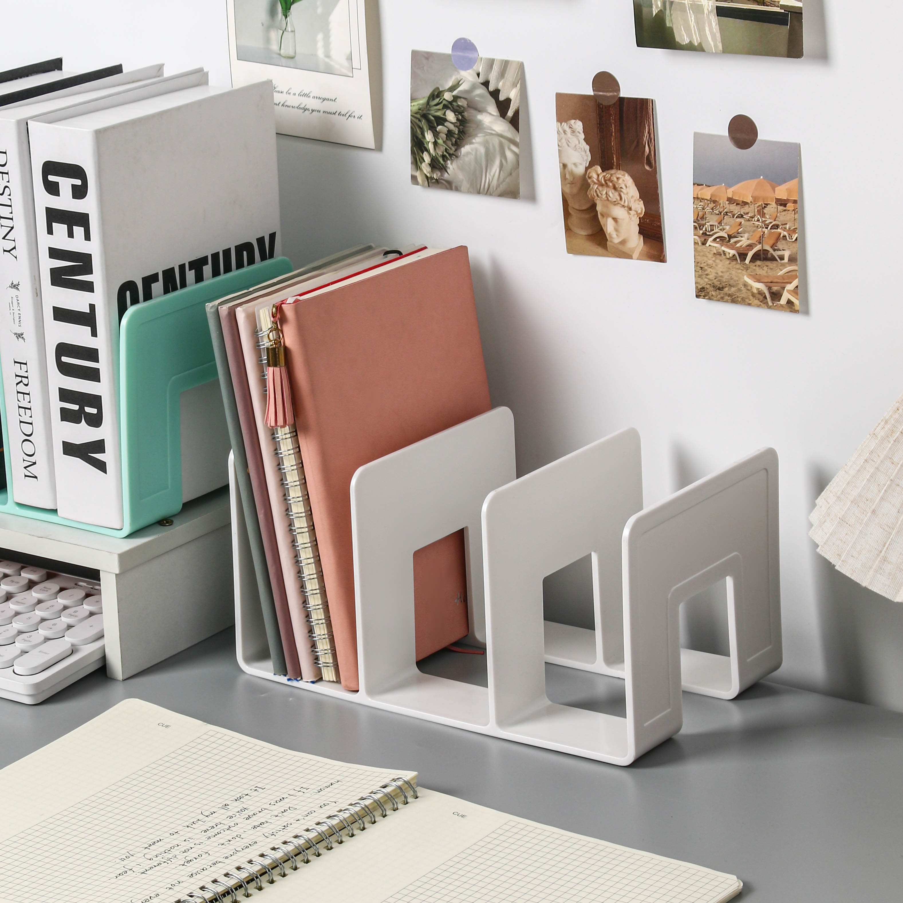 Transparent bookshelf, student desktop storage, partition rack, book filing, newspaper rack, office data rack, stationery baffle: WHITE