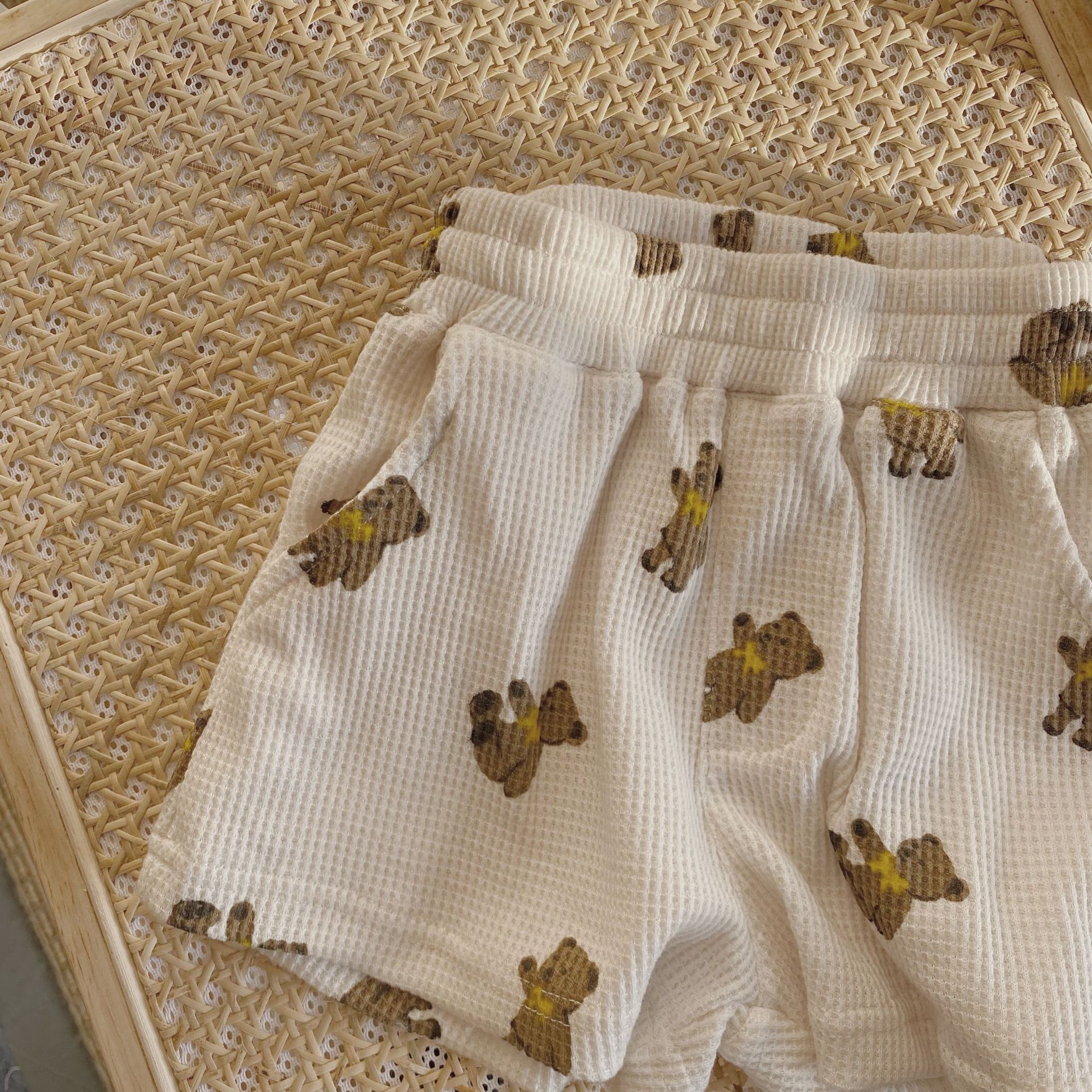 1756B pantaloni per bambini Cartoon Bear Shorts 2022 estate nuovi ragazzi coreani orso pantaloncini stampati Baby Waffle pantaloni Casual: Beige / 110 for 4y