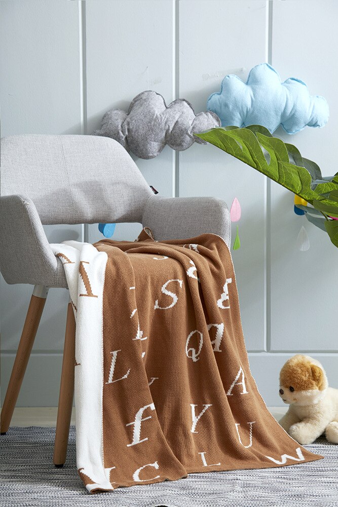 Baby nyfødt quilt vinter blød strik søde breve tæppe spædbarn børn strikning tæpper sengetøj dyner spille tæppe 90*110cm: Brun