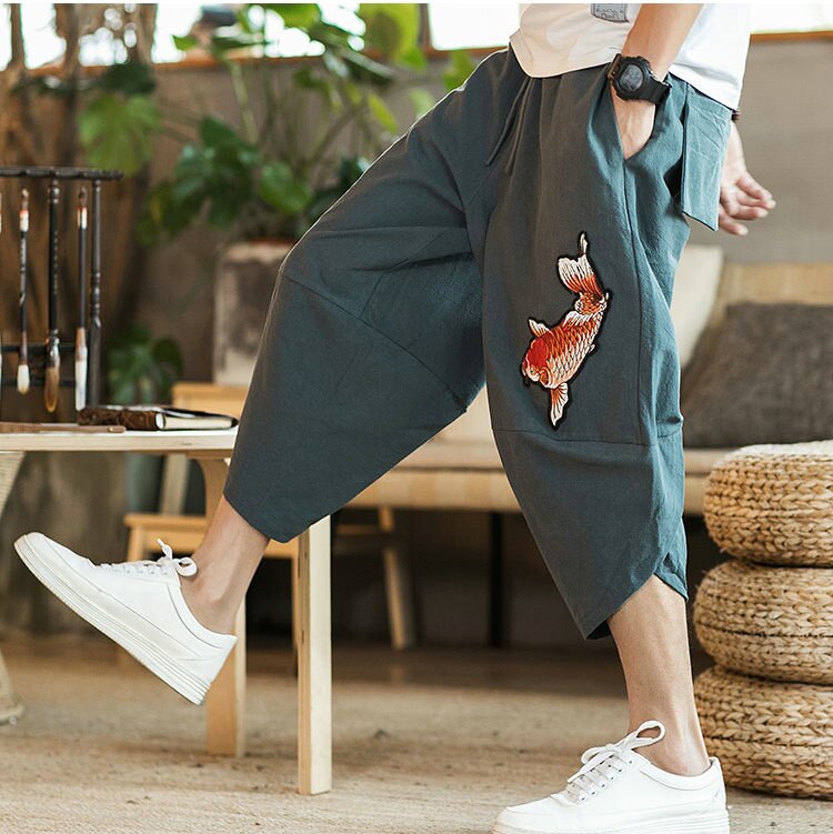 Harajuku kinesisk stil herre strandbukser mandlige sommer afslappede læglange bukser mand karpe broderi baggy løse bukser: 4xl / Grå