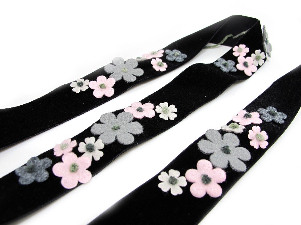 Fleur en feutre de 1 cm avec broderie en fil sur ruban de velours noir | couture | quilting | fournitures d'artisanat | accessoires pour cheveux | collier diy | coût