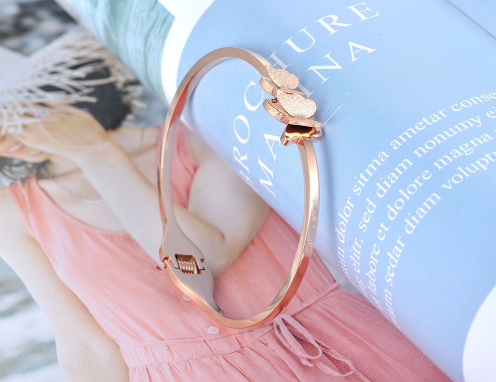 Lokaer Alla Moda di Titanio in Acciaio Inox A Doppia Farfalla Dei Braccialetti Dei Braccialetti per Le Donne Ragazze Del Polsino Del Braccialetto Del Braccialetto Dei Monili B19067