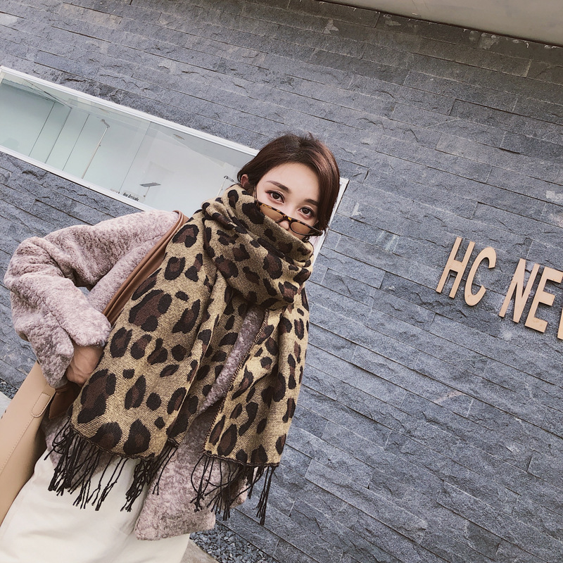 Bufanda mujer invierno estilo leopardo salvaje pelo borde decoración cálido cuello chal imitación cachemir leopardo bufanda: Marrón claro