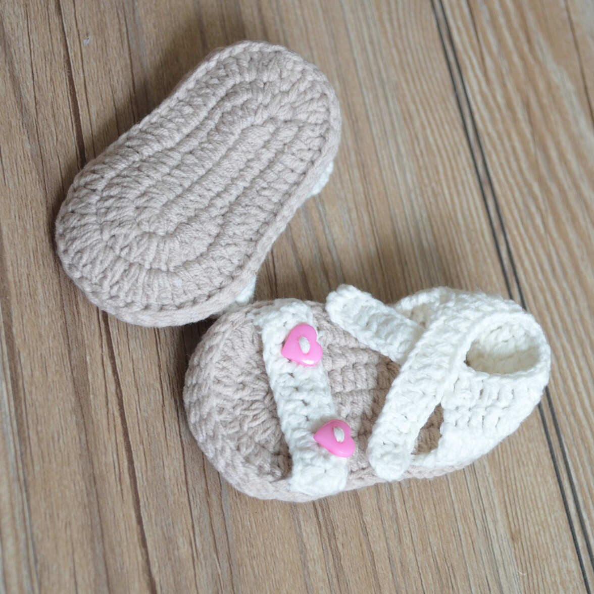 Zapatos de bebé de ganchillo a mano suela suave Luna Llena 100 días zapatos de lana para bebé, estilo de botón de corazón, nuevas sandalias zapatos de bebé de jardín
