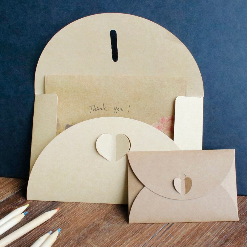 100Pcs 7.1*10.5Cm Hart Vorm Pearlized Kraftpapier Enveloppen Party Papieren Zak Of Wenskaart Party uitnodiging Kaart Ambachten