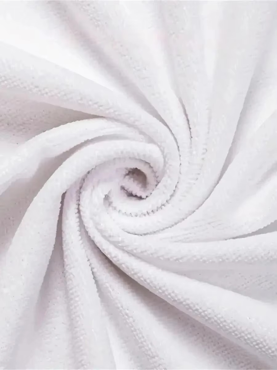 Kersttafelloper in beige en bruin winterlandschap versierd met biezen sneeuwvlokken en sterren Kersttafeldecoratie