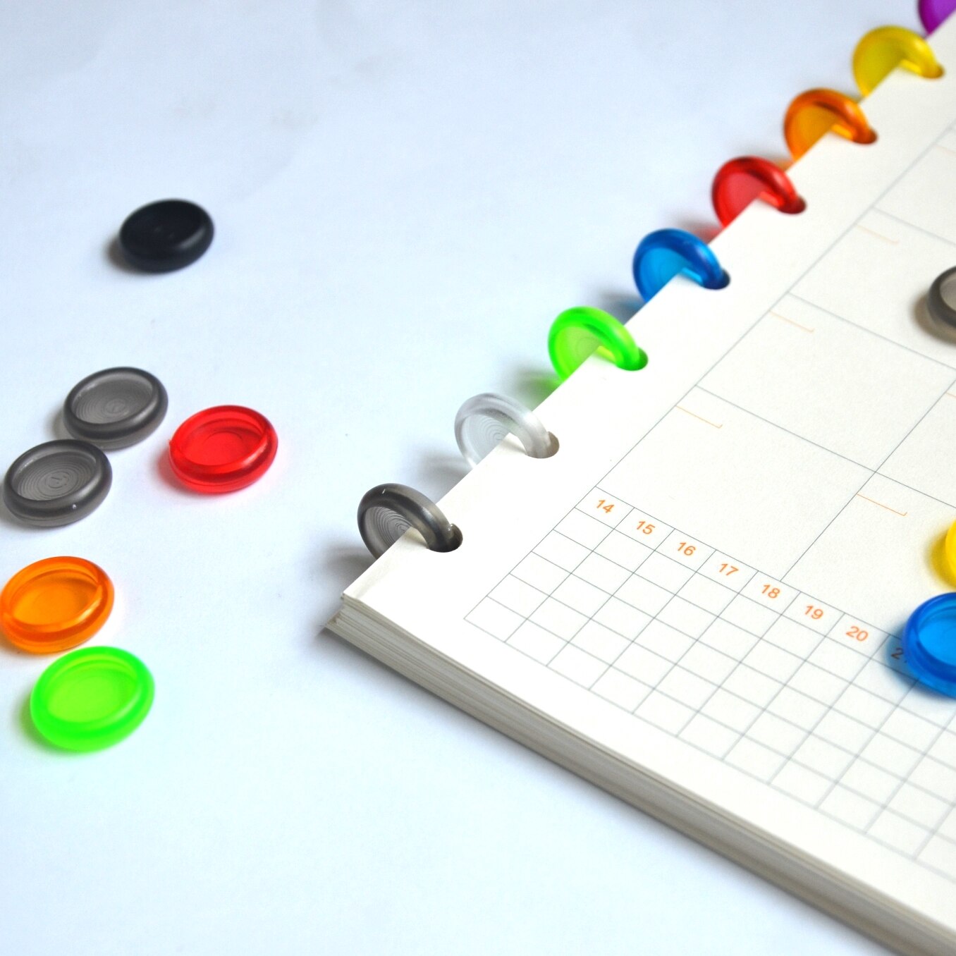 12 sztuk 18mm kolor z tworzywa sztucznego książki wiążące grzyb otwór tarcza pierścień dla A5A6 szczęśliwy planowanie spoiwa pierścienie Scrapbooking wiążące dostaw