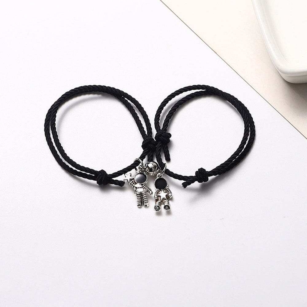 Pulsera de pareja astronauta pequeña banda de Goma para enviar novia novio imán piedra brazalete con cascabel nudo de la cuerda de la joyería