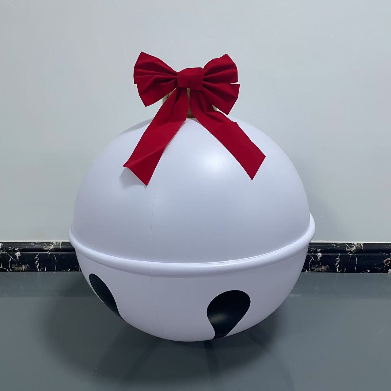 Oppblåsbar julekule 23.6 tommers gigantisk bjelle oppblåsbar ball moro jul oppblåsbar hagedekorasjon juleballonganheng utendørsdekorasjon hagegård gårdsplass gårdsplass juledekorasjon: Hvit