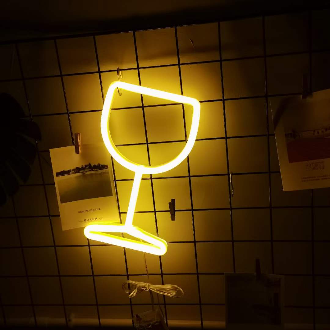 Lampe LED fluo suspendue en forme de verre à vin, luminaire décoratif d&#39;intérieur, idéal pour une fête en famille ou une chambre à coucher, ou comme de noël: blanc chaud